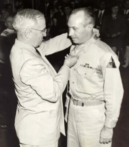 Private TURNER reçoit la Medal of Honor de Harry TRUMAN